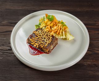 Obraz de vițel cu romano prăjit și cremă de păstârnac