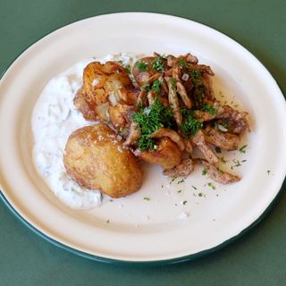 Картопля смажена зі свининою та соусом дзадзикі