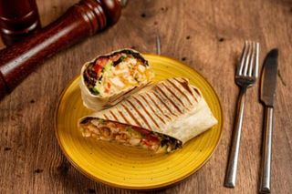 Wrap cu pui crispy și sos sweet chilli