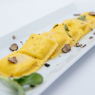 Ravioli mugellani burro, salvia e tartufo