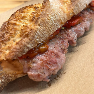 "EL ARAGONÉS" bocadillo en pan rústico.