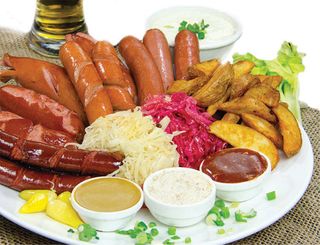 გრილზე შემწვარ სოსისთა ასორტი