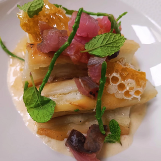 Berenjena a la llama con queso y mieñ