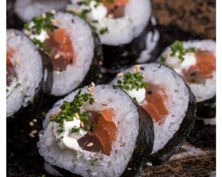 Futomaki de Salmón, Atún, Queso Crema y Cebollino