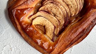 Слойка Яблоко-карамель