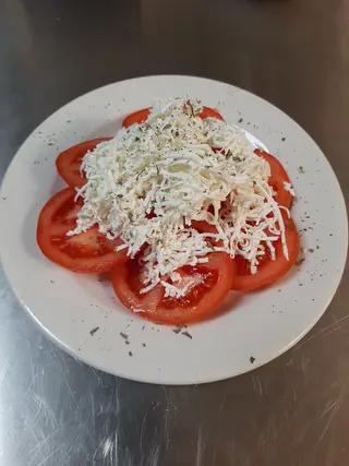 Paradajz salata sa feta sirom