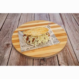 Arepa con cerdo y mix de quesos