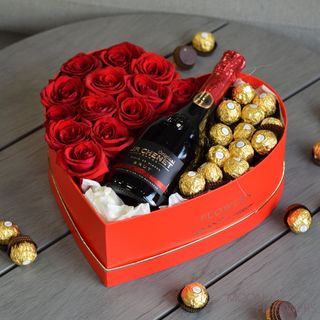 Inimă roșie cu trandafiri, șampanie și Ferrero (L)