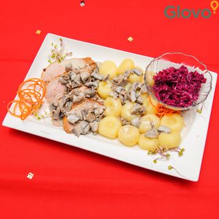 Polędwiczki wieprzowe w sosie  pieczarkowym z ziemniaki surówka z białej