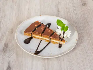 Tarta migdałowa z karmelem i orzechami w czekoladzie