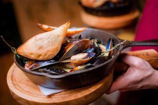 Чорноморські мідії у сирному соусі (380г) 