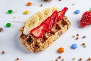 ბელგიური ვაფლი , რძიანი შოკოლადი , მარწყვი და ბანანი