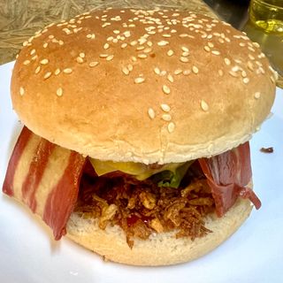 Hamburguesa de no carne, no cheddar y bacon vegano