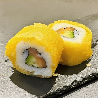 121 Uramaki frito salmón y aguacate