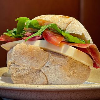 Pão com Queijo da Serra e Presunto