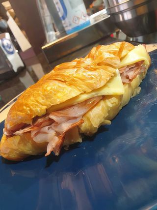 Croissant Con Jamón Y Queso