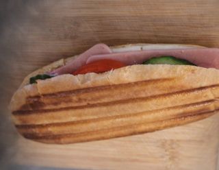 Тост сандвич с луканка и кашкавал