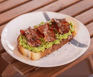 Torrada de Abacate e Bacon
