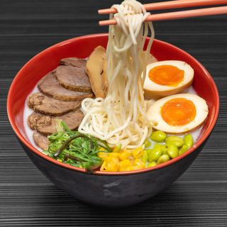 615. Ramen con Caldo Picante y Pollo Frito