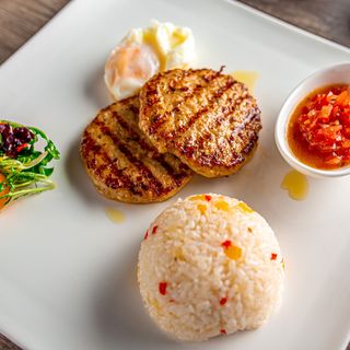 Котлеты куриные с яйцом с гарниром