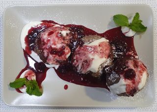 Papanasi cu smantana si dulceata