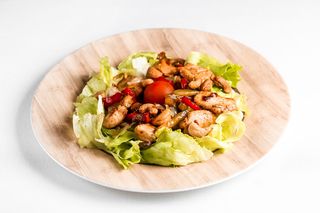 Салат теплий з куркою та овочами з кешью (250г)