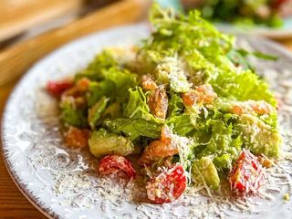 Sałatka z łososia i awokado (220g)