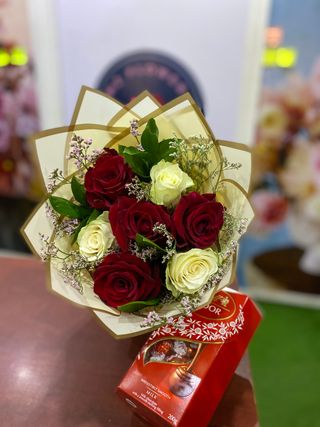 SWEET ROSE BOUQUET WITH CHOCOLATE