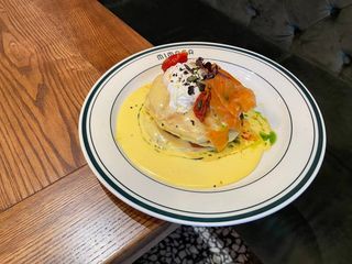 Панкейки зі слабосоленим лососем і яйцем пашот (350г)