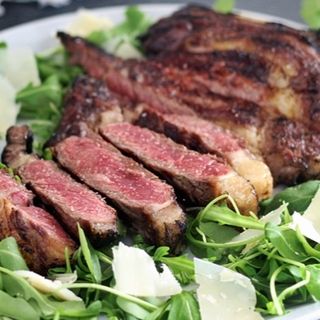 Tagliata con rucola e grana