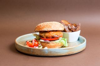 Black hot Burger , cipsuri din cartofi si sos spicy mayo