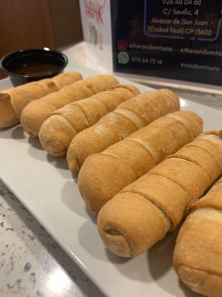 Ración De Tequeños Rellenos De Queso Y Salsa Barbacoa