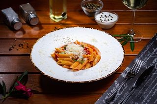 Paste cu roșii și busuioc