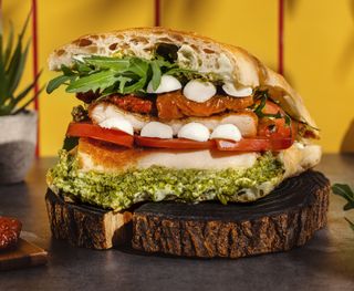 საფირმო სენდვიჩი პესტოთი