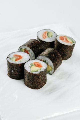 Макі рол з лососем та Авокадо (140г)