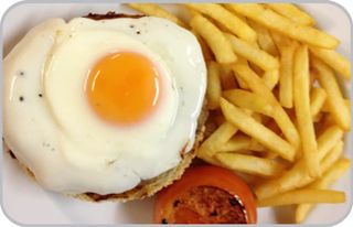 Hambúrguer com Ovo e Batatas Fritas                 