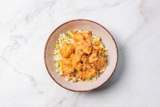 Креветки в соусе "Динамит" с рисом и овощами