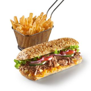 Gorąca kanapka z szarpaną wołowiną + Frytki