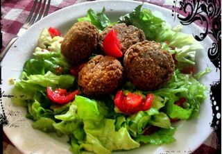Polpette di manzo fritte con insalata