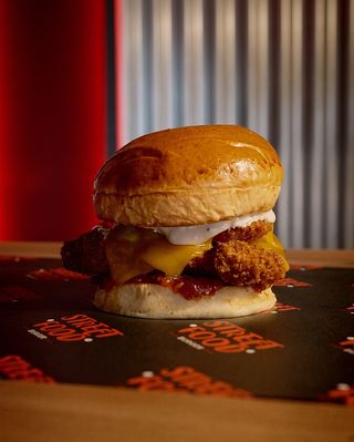CHICKEN DELUXE BURGER