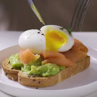 Toast avocado salmone e uovo