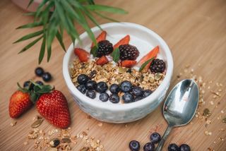 სმუზის თასი გრანოლათი და კენკრით