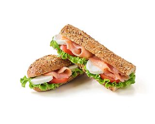 Sanduíche de salmão fumado e queijo fresco