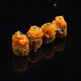 104. Nori Maki Frito Con Salmón (8 Uds.)