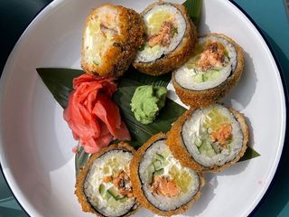 TEMPURA ROLL Z PIEСZONYM LOSOSIEM (240g)