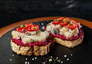 Брускета з оселедцем