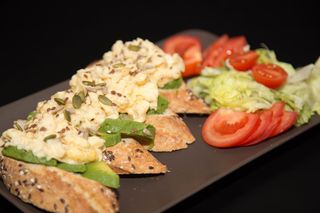 Scrambled eggs cu avocado