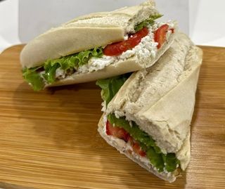 Baguete com pasta de atum