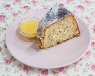 Fatia de Bolo de Limão com Sementes de Papoila