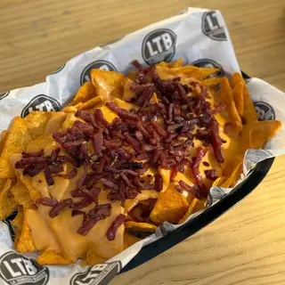 Nachos con cheddar y bacon